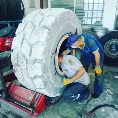 Ağır İş Makinesi Lastik Tamiri